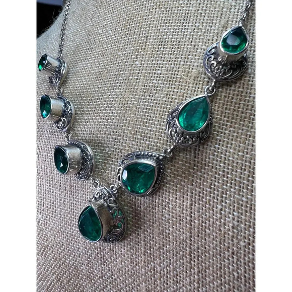 The Green Queen Quartz and sterling silver necklace - Picture 4 of 11